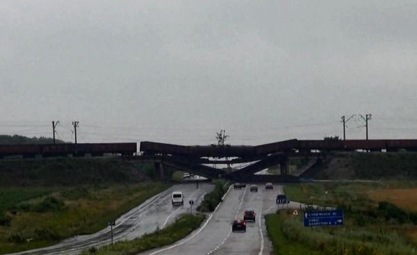 Последствия подрыва железнодорожного моста над трассой Славянск-Донецк.
