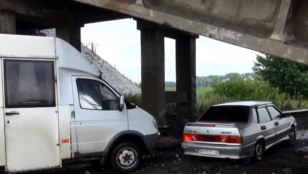 Последствия подрыва железнодорожного моста над трассой Славянск-Донецк.
