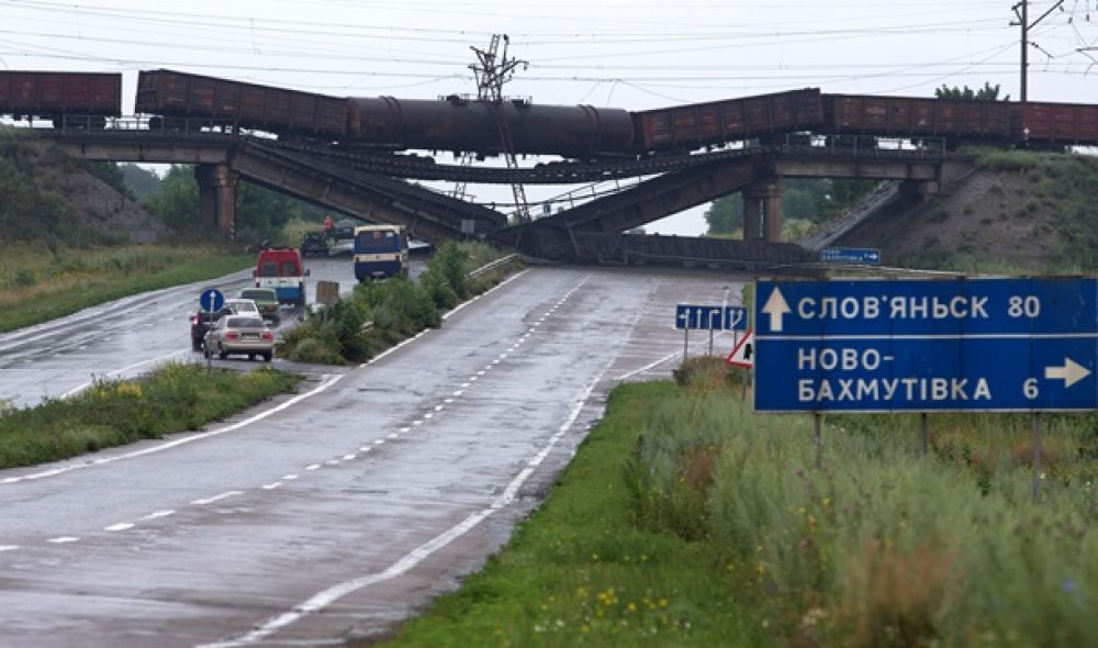 Последствия подрыва железнодорожного моста над трассой Славянск-Донецк.