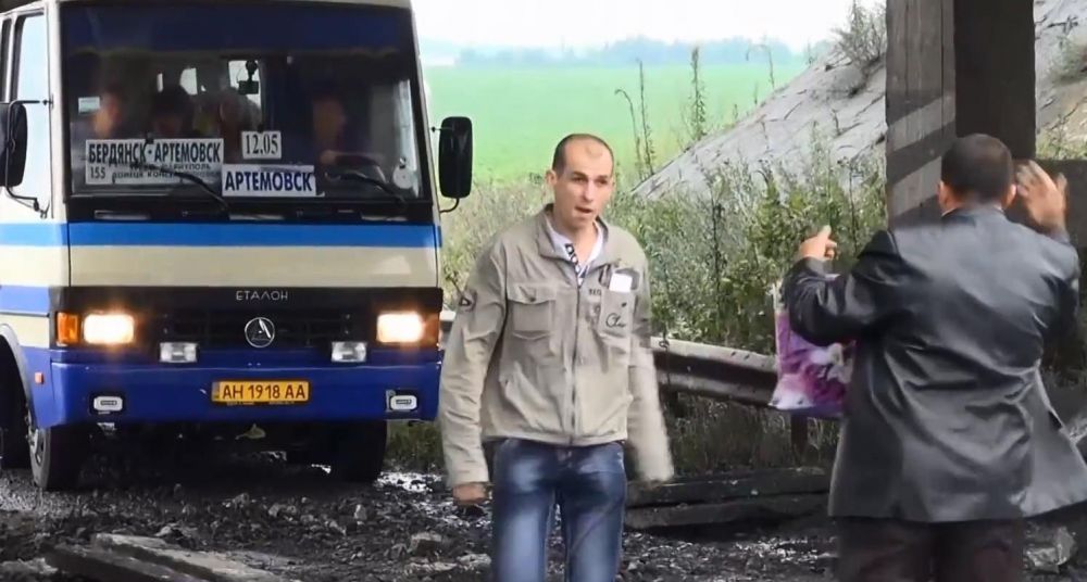 Последствия подрыва железнодорожного моста над трассой Славянск-Донецк.