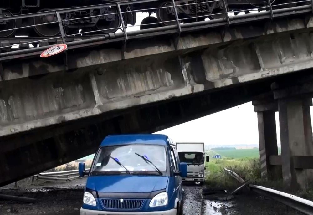 Последствия подрыва железнодорожного моста над трассой Славянск-Донецк.
