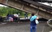 Последствия подрыва железнодорожного моста над трассой Славянск-Донецк.
