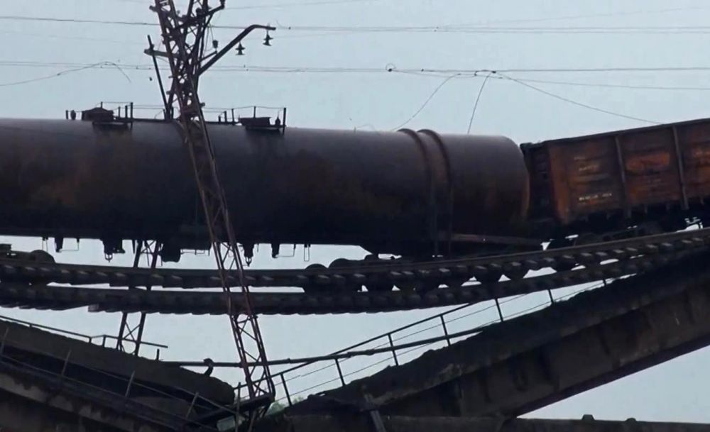 Последствия подрыва железнодорожного моста над трассой Славянск-Донецк.