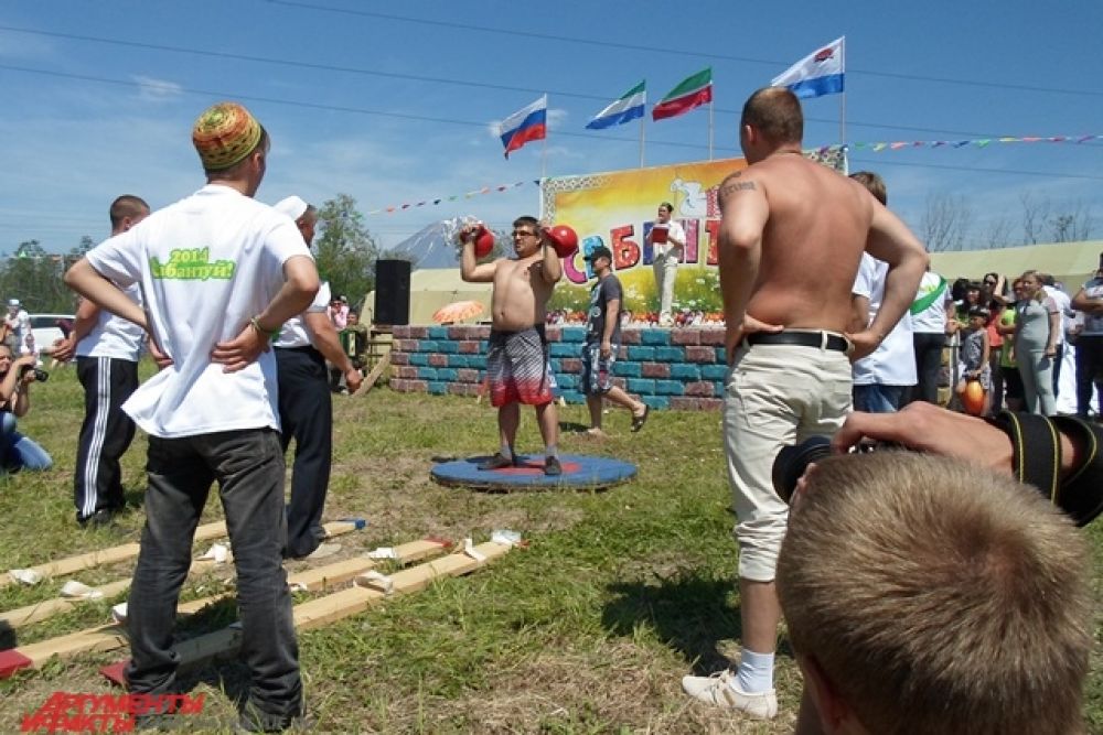 Мужчины активно участвовали в силовых конкурсах.