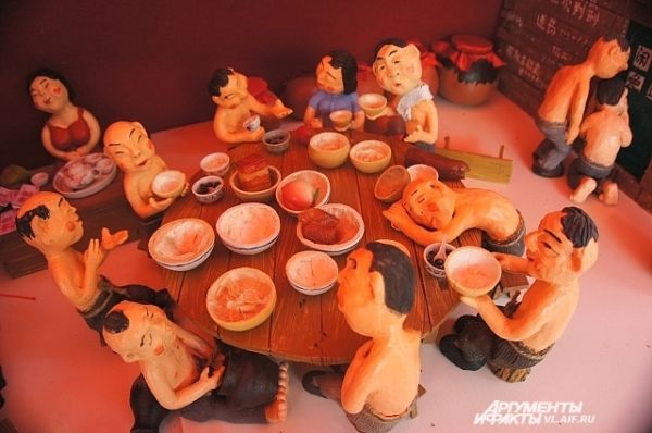 Едят в Китае много, даже куклы.