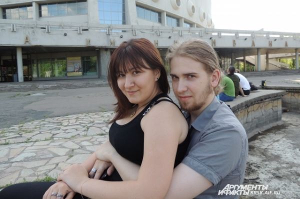 Андрей Шереметов и Кристина Суровикова почувствовали несправедливость по отношению к Менсону в России, поэтому и пришли на акцию.