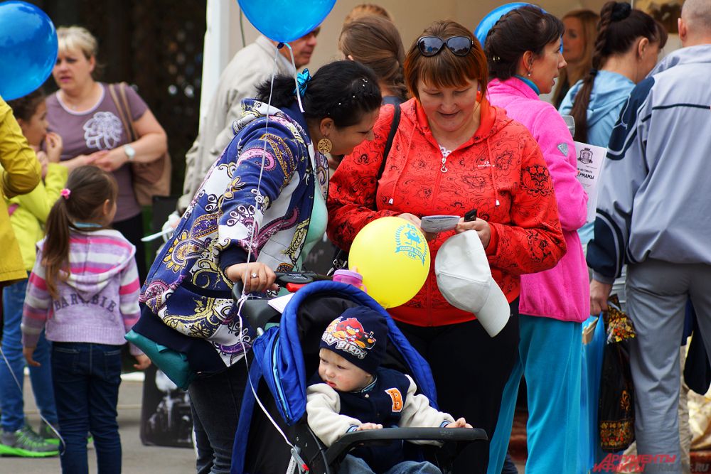 Родители и коляски постепенно заполнили пространство в центре парка.