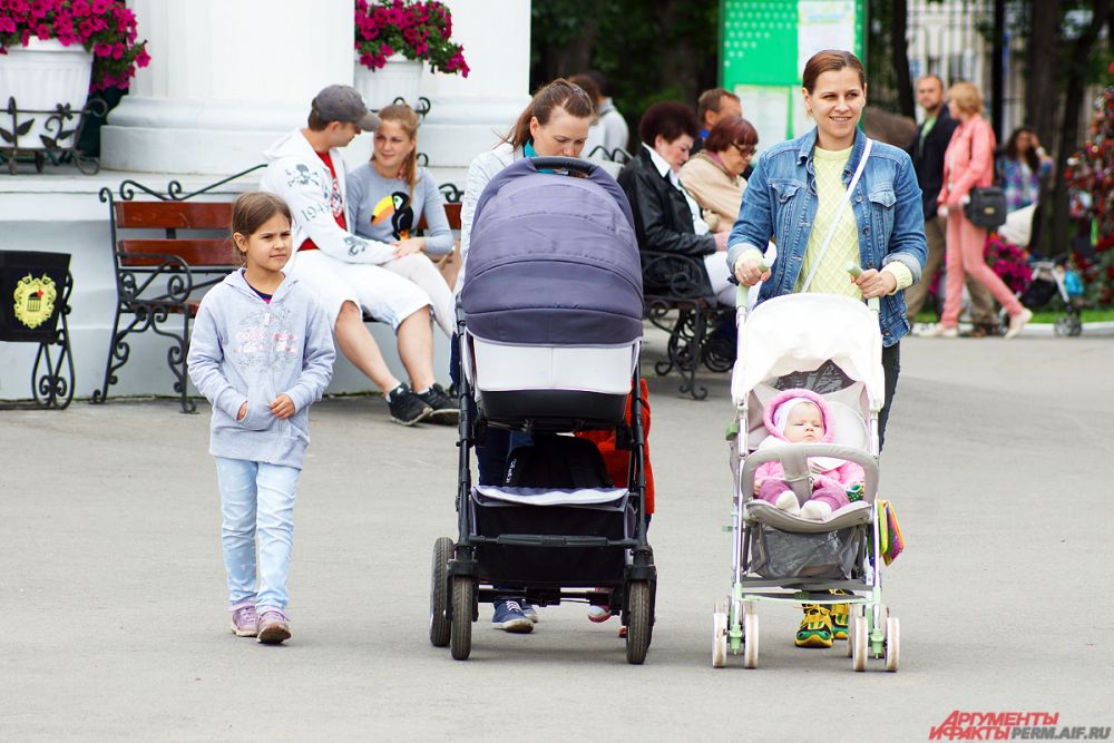 К вечеру появлялось все больше народу.