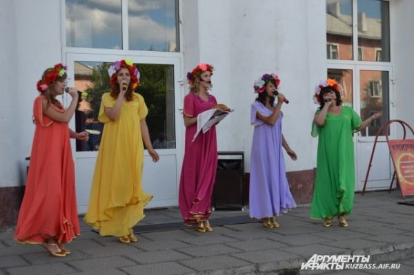 На пороге дворца культуры «Шахтёров» березовчан встречали русскими народными песнями и караваем.