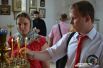 У иконы святых Петра и Февронии Муромских – покровителей семьи и брака - каждая пара зажгла свечу.