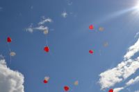 Воздушные шары в виде сердец - символы праздника.