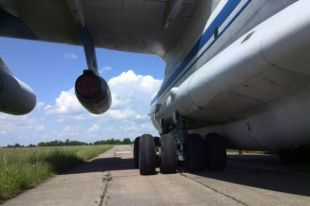 Самолет на взлетной полосе