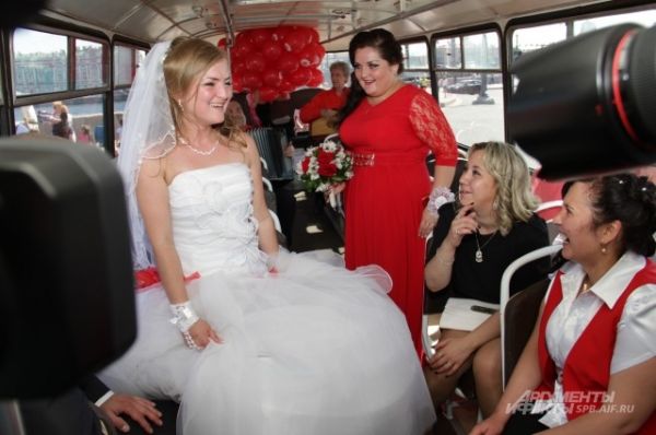 Гости свадьбы поздравляли молодоженом в ретро-автобусе