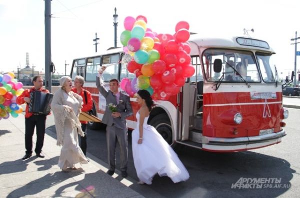 Акция «Ретро-автобус любви» будет проходить в Петербурге каждый год