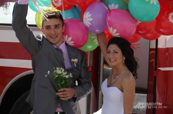 Молодожены с разноцветными шарами отправились на банкет, посвященный своей свадьбе