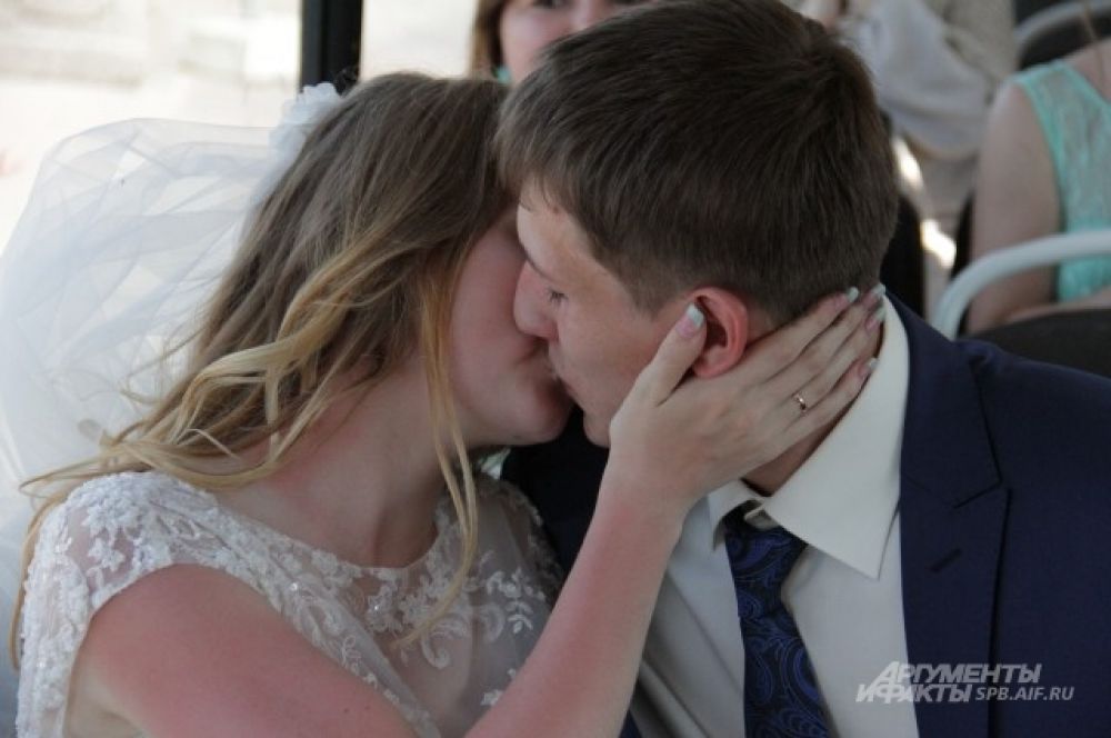 Молодожены дарили поцелуи гостям своих свадеб после громогласного «Горько!» 