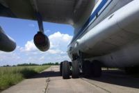 Самолет на взлетной полосе