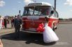Ретро-автобус любви припарковался на стрелке Васильевского острова