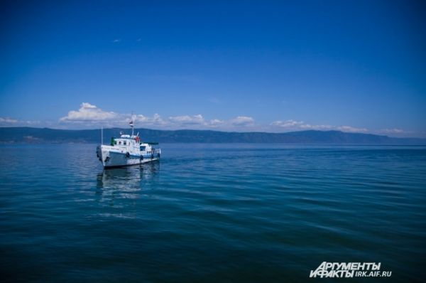 По воде даже на Байкале только ходят, а не плавают.