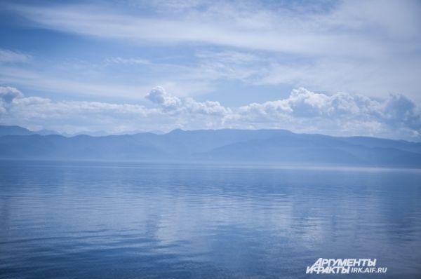 Вода все еще холодная, остается лишь любоваться красотой голубого озера.