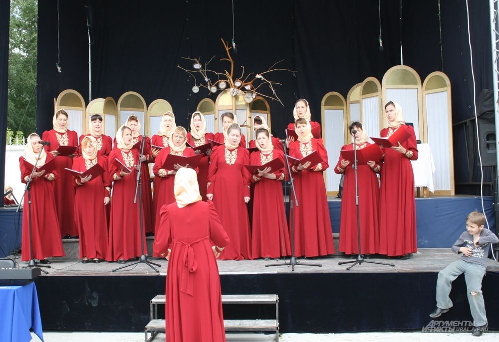 В праздничной концертной программе принимал участие хор «Горлица» миссионерского института.  