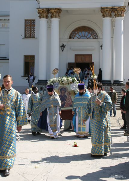 Чудотворная Тихвинская икона Богородицы – одна из самых почитаемых в России. В Ново-Тихвинской обители находится один из ее списков. 