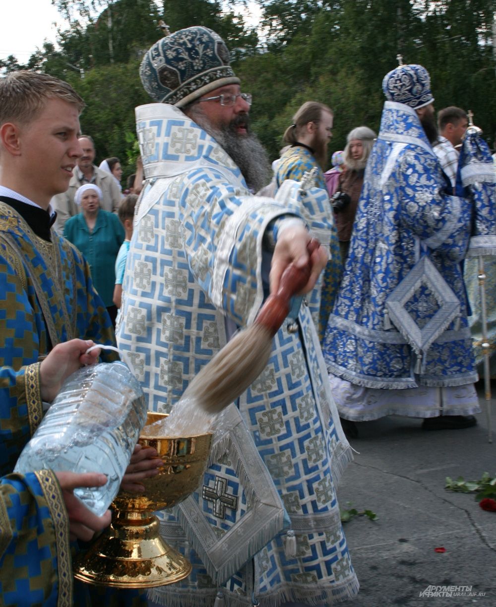 Митрополит Екатеринбургский в Верхотурский Кирилл окроплял святой водой гостей праздника. 