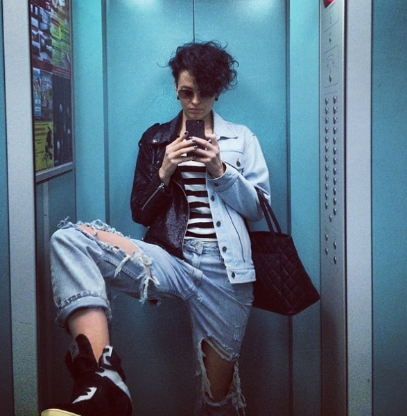 Солистка Nikita демонстрирует дерзкий стиль в селфи в лифте