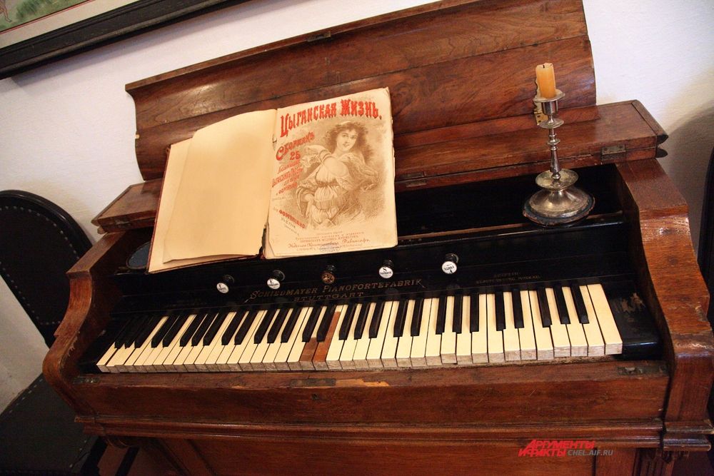 Немецкая фисгармония Schiedmaver Pianofortefabrik Stuttgart 19 века ( на фисгармонии стоят ноты 19 века, принадлежавшие последнему управляющему завода Ковальскому Г. И.)