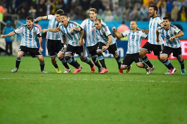Игроки сборной Аргентины после победы в серии пенальти на командой Нидерландов в 1/2 финала ЧМ-2014.