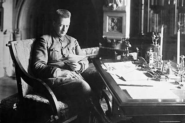 Александр Керенский в своём кабинете в Зимнем дворце. Фото 1917 года.