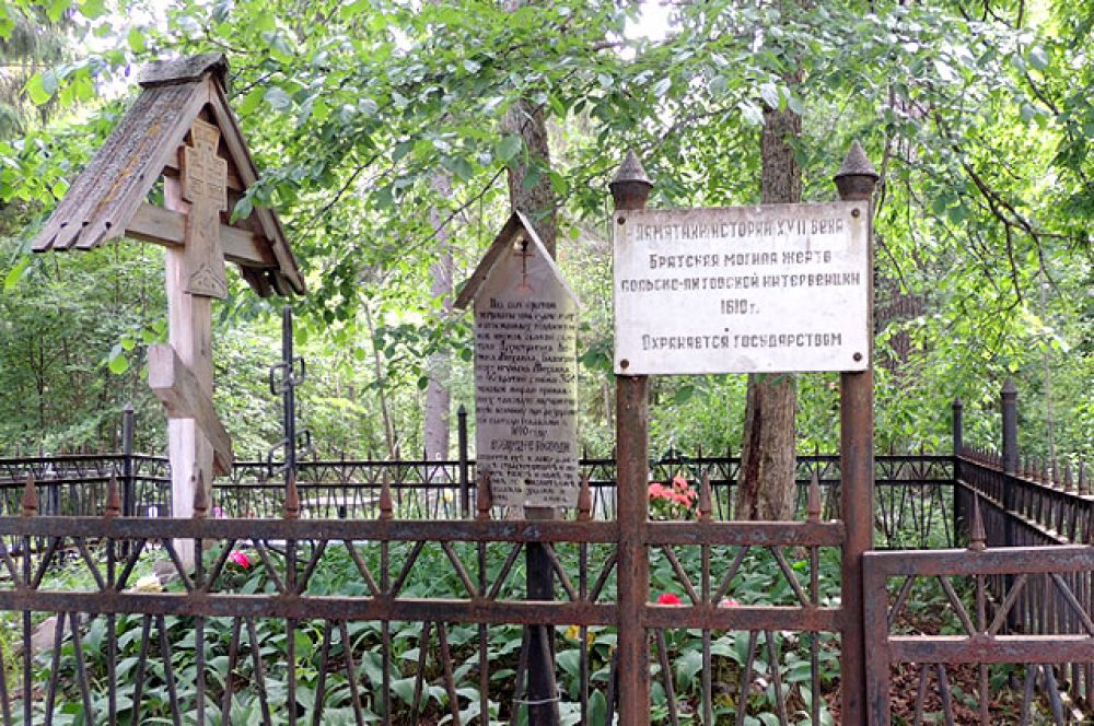 На древнем кладбище при храме Михаила Архангела «что в бору» есть особо почитаемая могила: здесь погребены тела настоятеля монастыря игумена Михаила, 40 братий и 300 мирян, убитых польскими захватчиками в 1610 году.