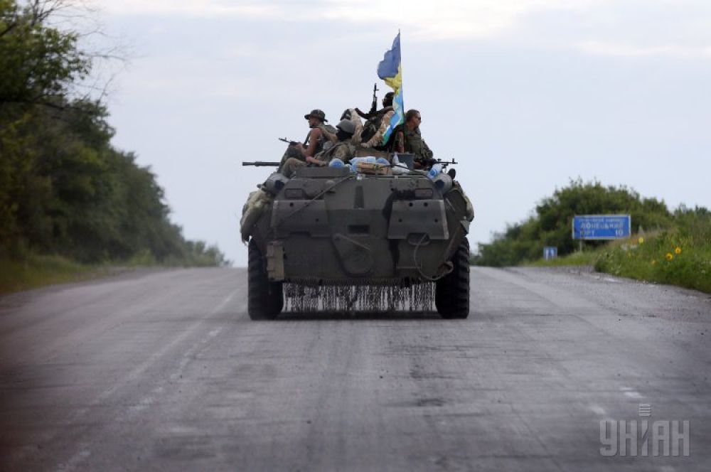 Украинские военные на БТРе