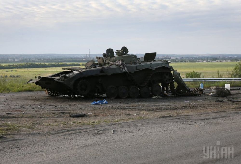 Подорванная БМП у одного из блокпостов в Донецкой области