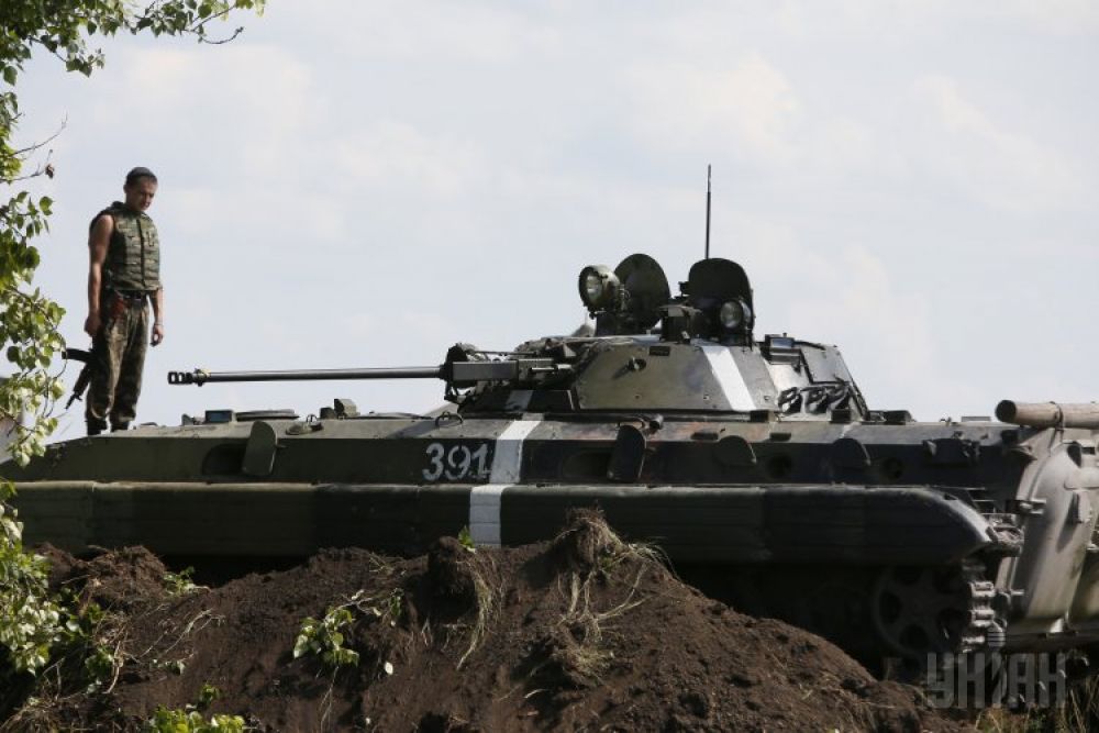Танк украинских военнослужащих возле блокпоста в Донецкой области