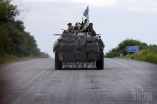 Военнослужащие на БТРе