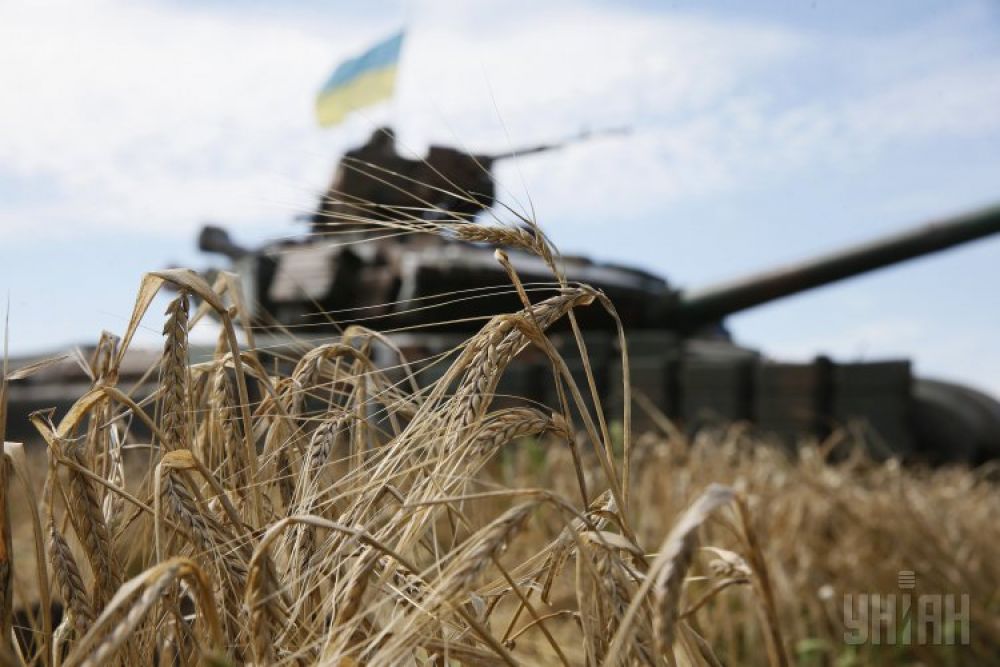 Украинский танк с национальным флагом