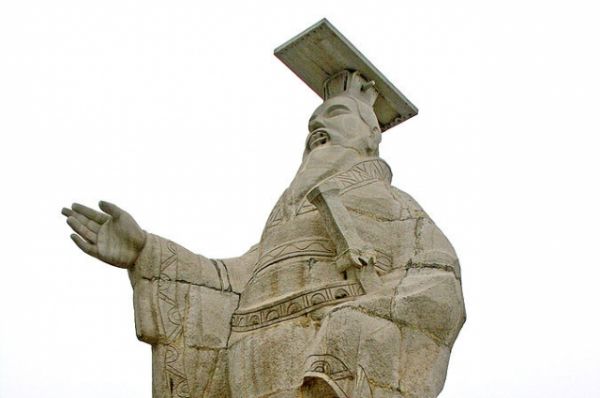 Император Цинь Шихуанди остался в истории как человек, сумевший объединить разрозненные земли Китая. Именно он достроил Великую китайскую стену, соединив уже существовавшие оборонительные сооружения.