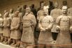 Огромное количество драгоценностей, более чем 8 тысяч скульптур пехотинцев, всадников, лучников, акробатов, музыкантов и 48 живых наложниц императора были погребены вместе с ним.