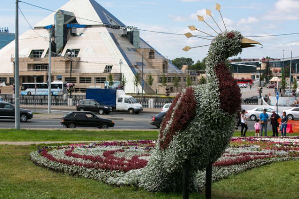 У стен Казанского Кремля на площади Тысячелетия расцвела трехметровая «Жар-птица»