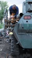 Работник ремонтной бригады при монтаже противокумулятивных решеток на бронетранспортер