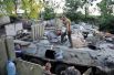 Рабочие сводной ремонтной бригады одного из базовых лагерей АТО ремонтируют бронетранспортеры