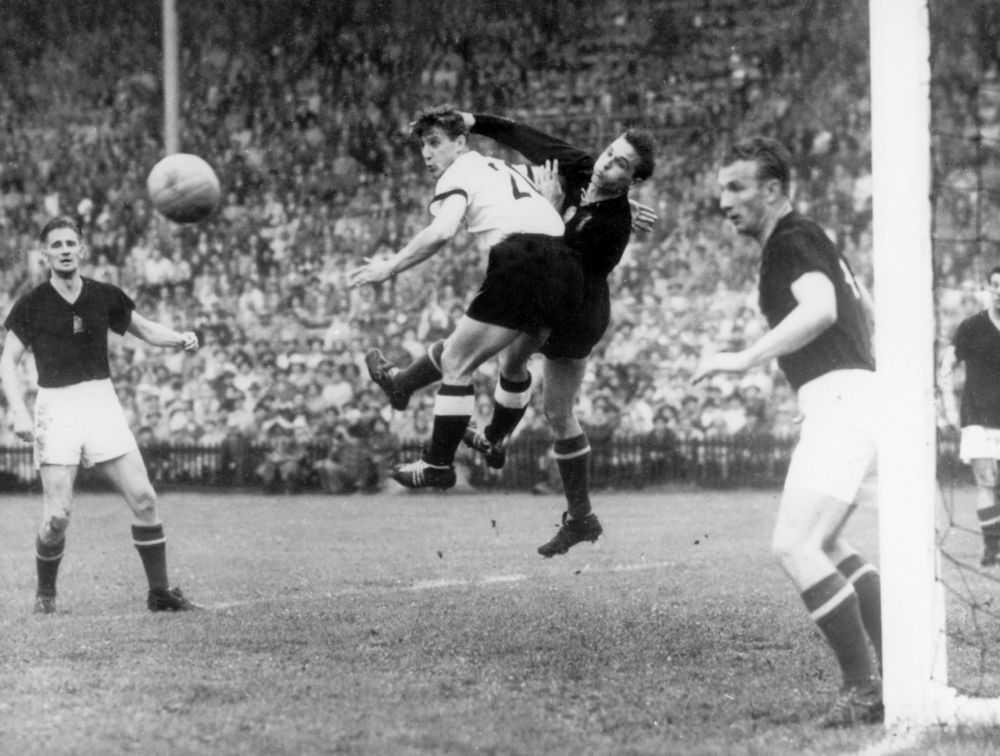 Германия – Венгрия: 3:2. 1954 год. Стадион Ванкдорф Швейцария, Берн. Венгерская «Золотая команда» во главе с Пушкашом и Кочишем была абсолютным фаворитом турнира. Команда не знала поражений на протяжении 32-х матчей. Сначала сборная ФРГ уступала по ходу матча (0:2), но потом немцам не только удалось выровнять счет, но и обойти команду соперника. Фрица Вальтера, капитана сборной ФРГ, в Германии до сих пор считают самым великим немецким футболистом.
