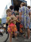 Дети несут бананы, которые только привезли из Харьковской области