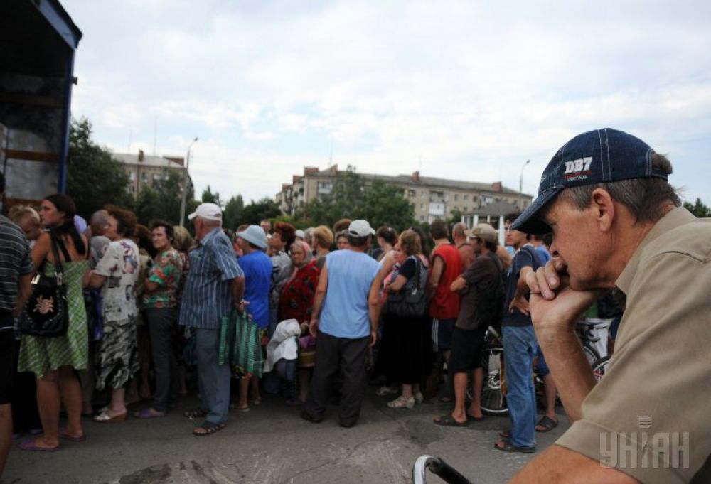 Некоторые жители Славянска приехали к гуманитарным фурам на велосипедах