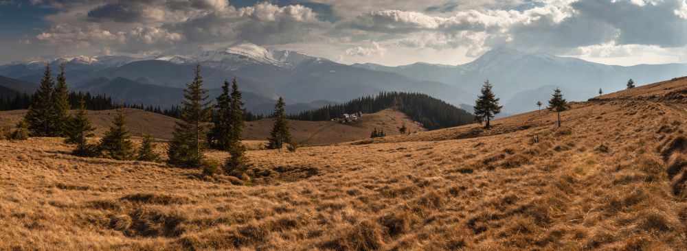 Седьмое место. «Полонина Григорьевка, вид на Говерлу и Петрос». Карпатский национальный природный парк, Ивано-Франковская область; Карпатский биосферный заповедник, Закарпатская область. Автор: Максим Присяжнюк