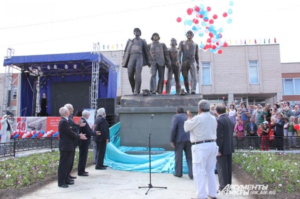 Там открыли памятник первопроходцам.