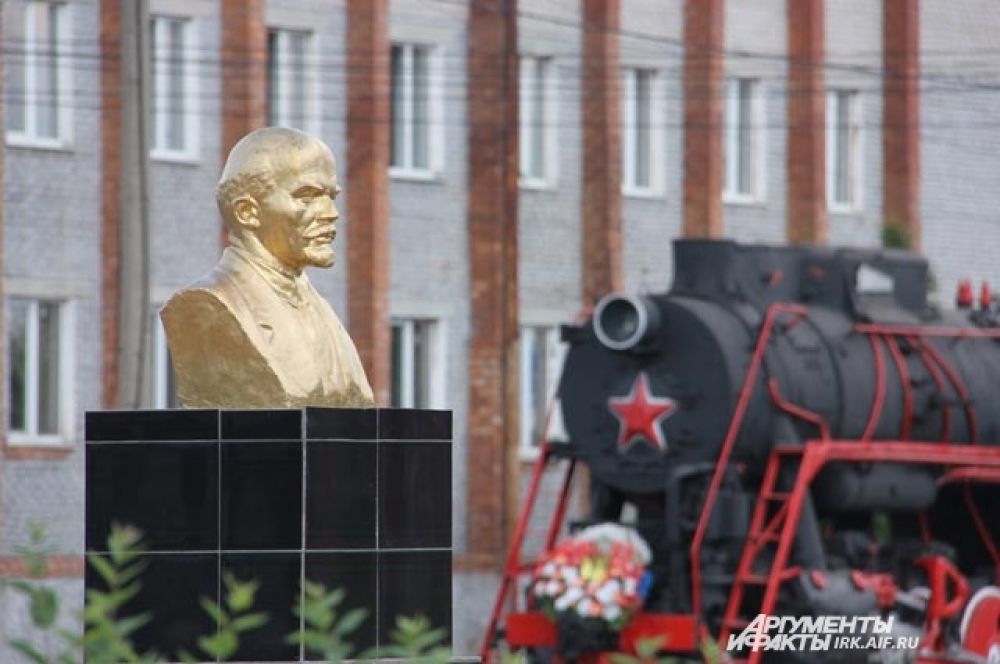 Ленин к БАМу имеет косвенное отношение, но с одобрением смотрит на пути.