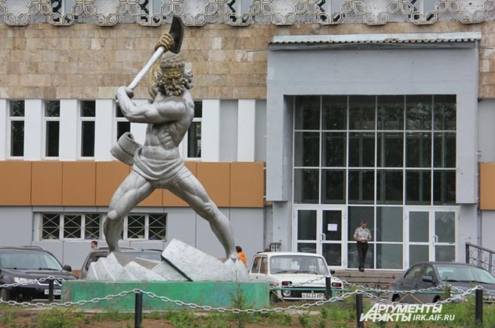 Мускулистый мужчина в Улькане, несомненно, грек, но местные жители зовут его азербайджанцем. Посёлок возводили жители этой страны.