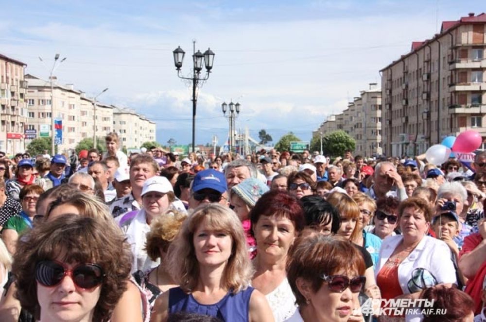 На концерт пришёл посмотреть весь город, который, кстати, строили ленинградцы. Именно поэтому там такая необычная для сибирских городов архитектура.